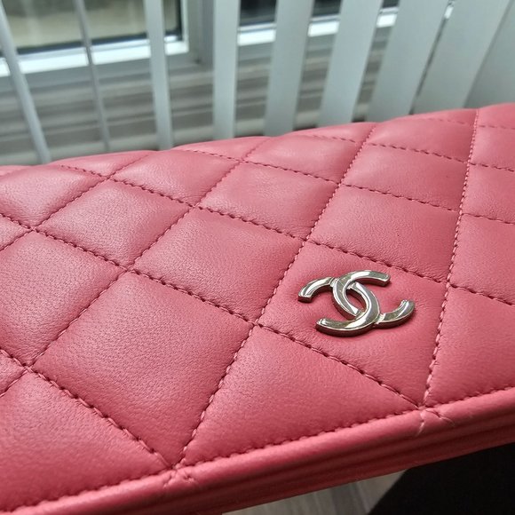 CHANEL Pink Quilted Wallet - Picture 4 of 11